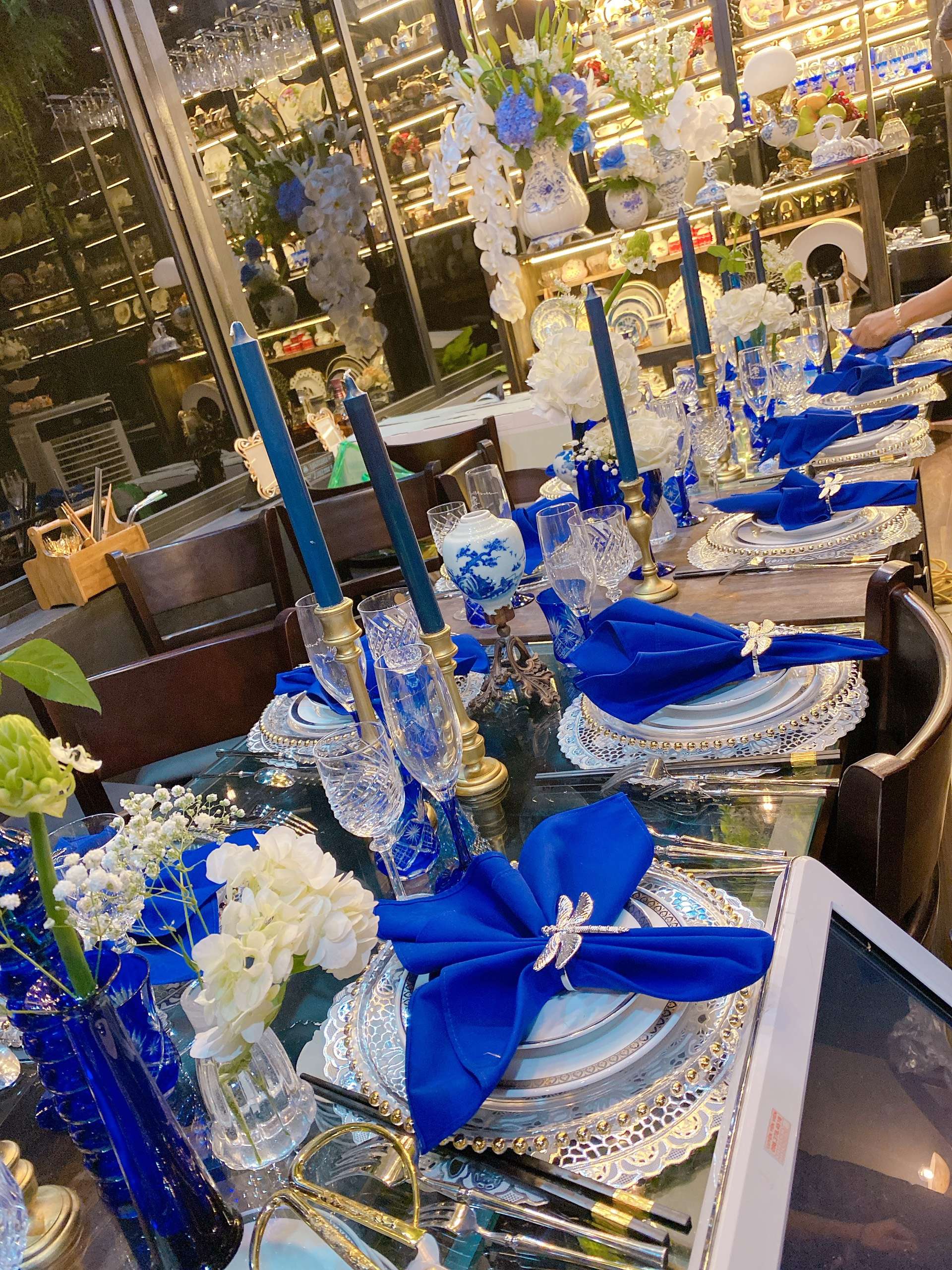 Bữa tiệc royal blue với khăn xếp xanh cobalt, đồ gốm sứ men xanh tạo nên vẻ sang trọng, quý phái