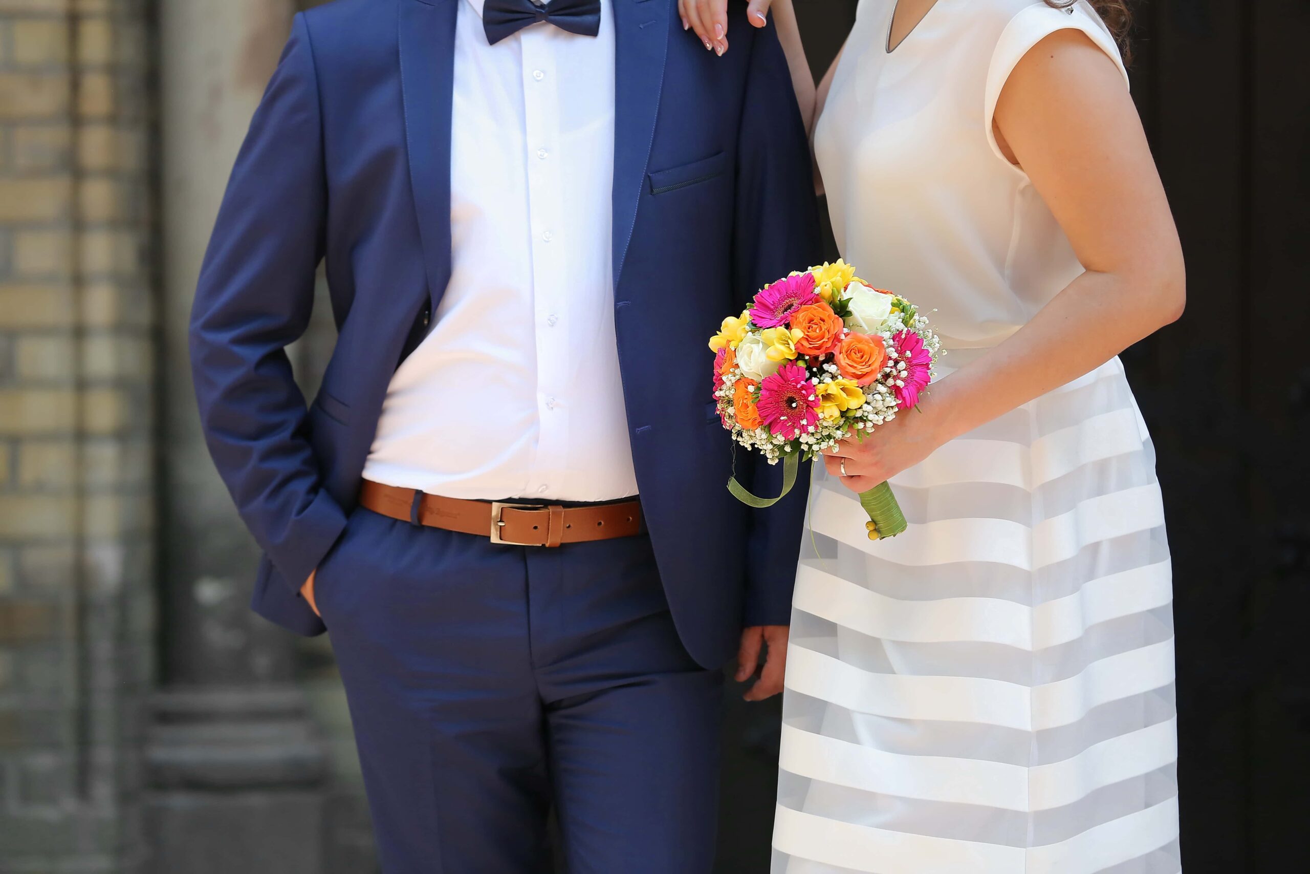 Vest lịch lãm và váy trắng nhẹ nhàng cho đám cưới online