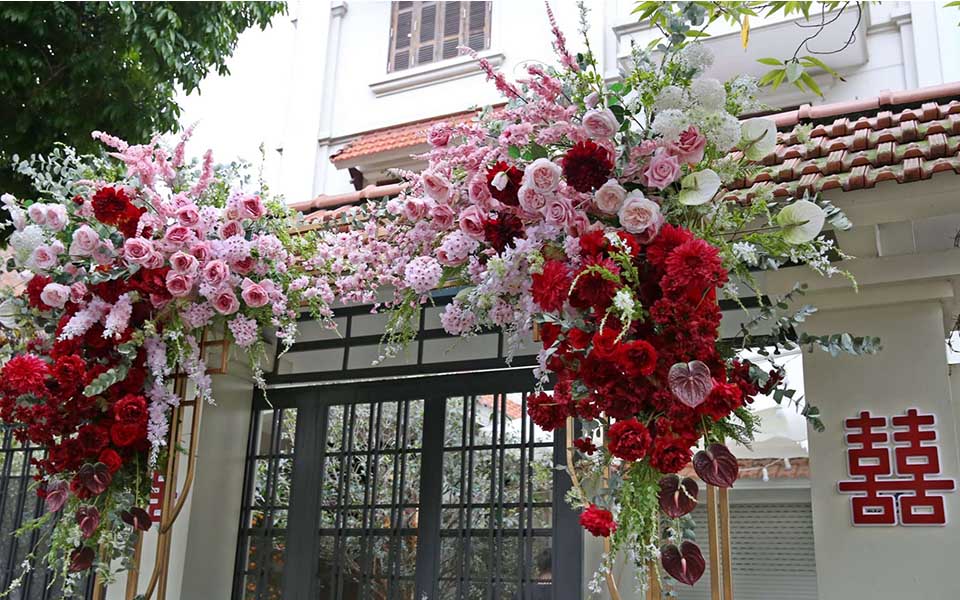 PhiLinh Wedding - Hoa tươi trang trí ngoài trời rất dễ héo, gãy hỏng nếu thời tiết xấu