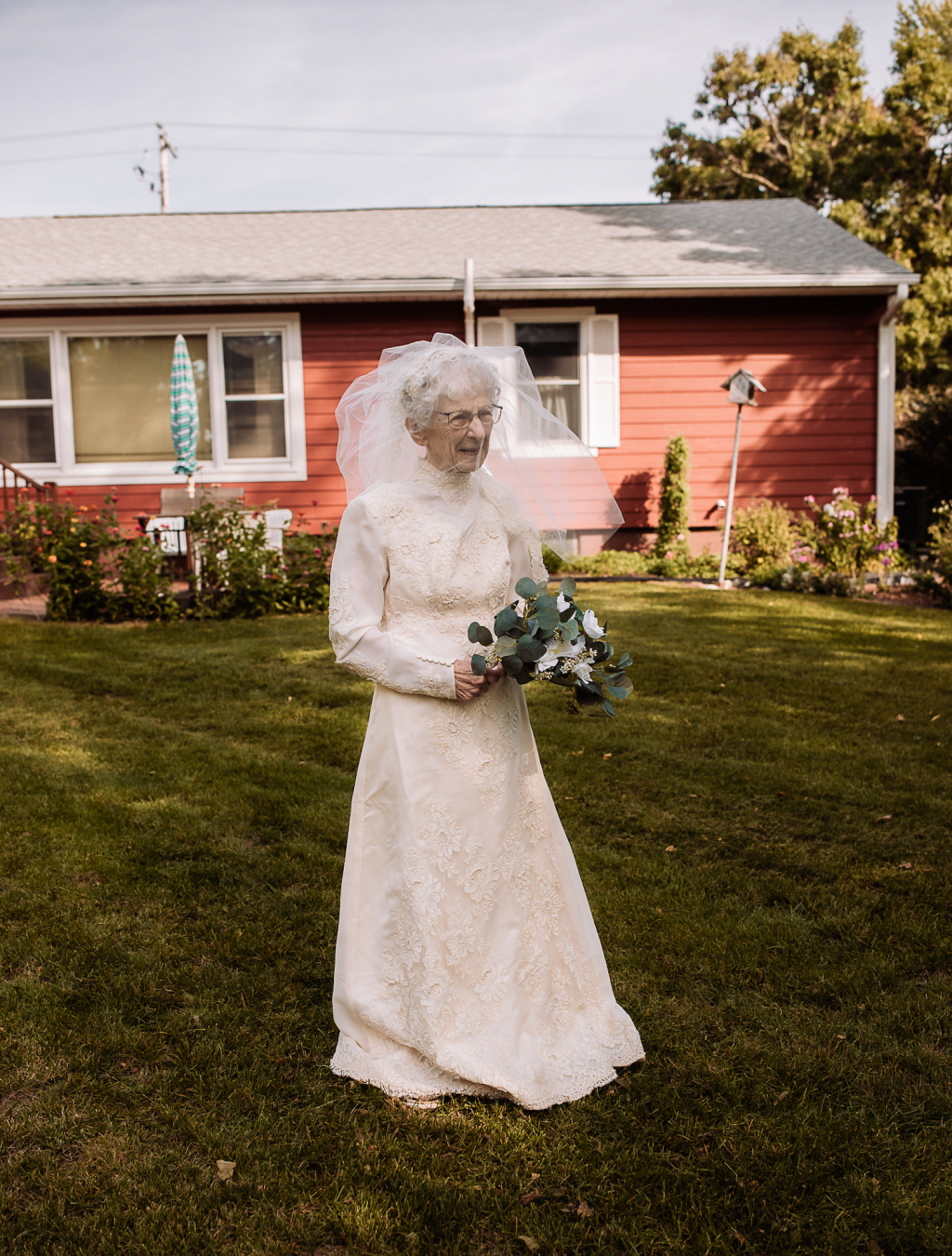 PhiLinh Wedding - Cô dâu Frances 97 tuổi trong chiếc váy cưới của những thập niên 40