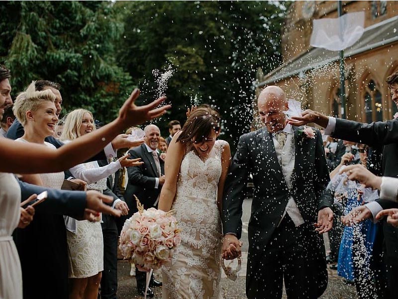Philinh - Tại sao có tục ném gạo vào cô dâu chú rể trong đám cưới