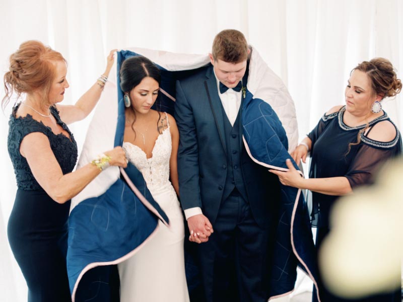 Philinh-9 phong tục thể hiện sự gắn kết của vợ chồng trong đám cưới